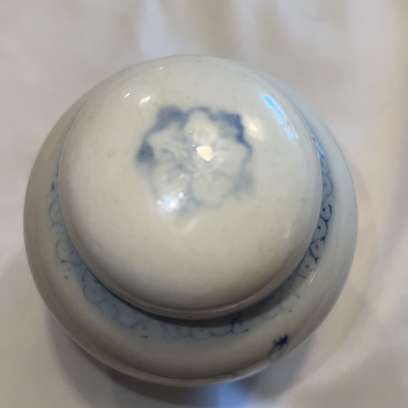 Chinese Cobalt Blue & White Floral Pattern Ceramic Porcelain Ginger Jar. - Picture 4 of 12